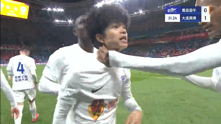 半场-吕焯毅远射破门 大连英博暂1-0青岛海牛