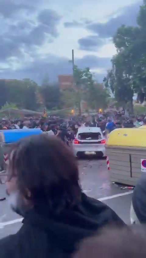 插曲！球场外发生汽车撞人事件，主裁判和球场安保沟通一下